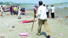 Workers and Delhiites carry out rescue work at Kudsia Ghat in Yamuna on Thursday.