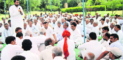 Chiranjeev Rao, former chief of the Haryana Youth Congress, addresses a mahapanchayat in Dharuhera. Photo: Nawal Kishore Rastogi 