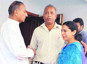 Inconsolable family members of Himanshu. 