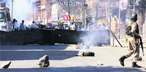 Police personnel foil Hurriyat Conferences attempt to march