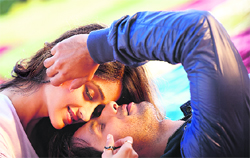 Illeana DCruz & Shahid Kapoor in Phata Poster Nikla Hero