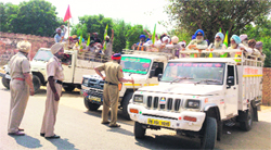 The police stops vehicles carrying farmers in Moga on Thursday. A Tribune photograph