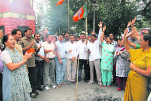 BJP workers burn an effigy of the state government at Clock Tower in Dehradun on Saturday for not extending the Assembly session. 