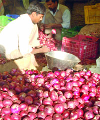 Shopkeepers sell onions