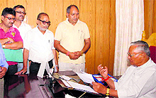 A delegation of the Uttarakhand Forest Development Corporation employees meets Assembly Speaker Govind Singh Kunjwal in Dehradun on Sunday