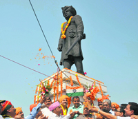 People pay tributes to Maharaja Hari Singh on his 118th birth anniversary in Jammu on Sunday.