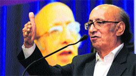 Poet Nida Fazli addresses a function at Guru Nanak Dev Bhawan in Ludhiana on Sunday. 