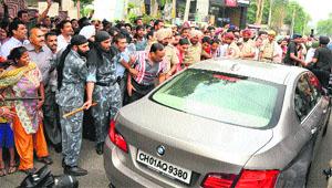 While trying to stop others, even the security personnel tried their best to get a glimpse of the actor.