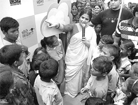 Bollywood actor Vidya Balan with government school students during a literacy campaign to support children at Thanapur village in Mirzapur on Sunday.