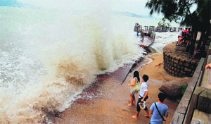 Strong waves hit the Xiamen coast in China