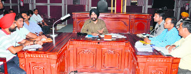 Municipal Corporation Commissioner DPS Kharbanda holds a meeting with officials of the House Tax Department in Amritsar on Monday. 