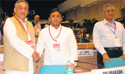 Chief Minister Vijay Bahuguna shakes hands with his Uttar Pradesh counterpart Akhilesh Yadav in New Delhi on Monday. A Tribune photograph
