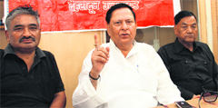 Hira Singh Bisht, a former state minister and trade union, addresses a press conference in Dehradun on Monday. Tribune photo: Vinod Pundir 