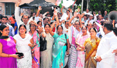 Congress workers protest against Swami Ramdevs tirade against party president Sonia Gandhi in Haridwar on Tuesday.