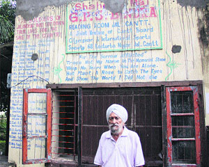 Gurcharan Singh Bindra in front of the library he is running in the memory of his martyr son Major GPS Bindra in Jalandhar Cantonment