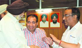 MC Mayor Harcharan Singh Gohalwaria consoles tehbazari superintendent Rajiv Bhardwaj after he was manhandled at his office, in Ludhiana, on Tuesday.