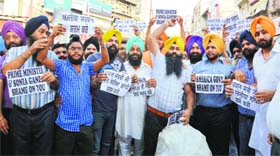 Workers of the Youth Akali Dal protest against the Indian government and the USA government in Ludhiana on Tuesday.