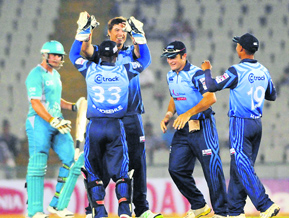 Titans Marchant de Lange (3/14) was the most successful bowler against Brisbane Heat.