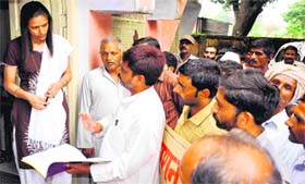 Small-scale traders, vendors and hawkers submit a memorandum to MNA Vipra Trivedi at the MC office in Haridwar on Wednesday