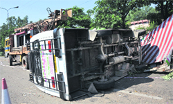 Five persons were injured as a mini bus overturned at Gandhi Nagar in Jammu on Wednesday. Tribune photo: Inderjeet Singh