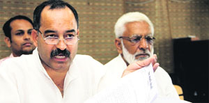 Raghunath Singh Negi, senior BJP leader and president of the Jan Sangharsh Morcha, addresses mediapersons in Dehradun on Thursday. 