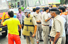 Farmers block NH-1, demanding a ban on the use of fans to clean paddy in Karnal on Thursday. 