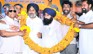 Deputy Chief Minister Sukhbir Badal being honoured by Cabinet Minister Bhagat Chunni Lal and other leaders at a rally in Jalandhar on Thursday. 