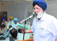 Chief architect of Nanakshahi calendar, Pal Singh Purewal, addresses a gathering during a seminar held at the Model Town Phase I Gurdwara in Bathinda on Friday. Tribune photo: pawan sharma
