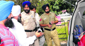 Police officials talk to complainant Jagjit Singh in Sector 8, Chandigarh. 