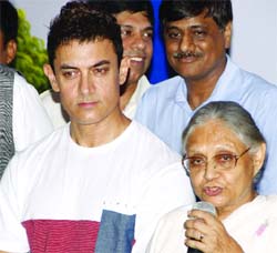 Chief Minister Sheila Dikshit and Bollywood actor Amir Khan during a function on the occasion of World Tourism Day organised by Delhi Tourism at Dilli Haat, INA Market in New Delhi on Friday.