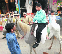 Jammu Divisional Commissioner Shantmanu interacts with pilgrims and shopkeepers at Shiv Khori on Thursday