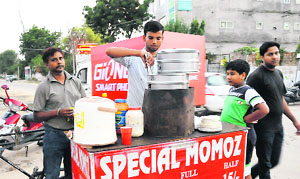 Vendors selling momos near Mittal Mall in Bathinda. 