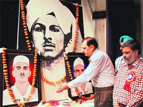 Abhey Singh Sandhu, Bhagat Singhs nephew, pays tributes to the martyr in Jalandhar on Saturday.