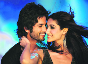 Shahid Kapoor and Ileana DCruz in Phata Poster Nikla Hero