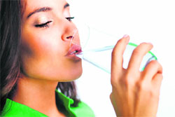 Drinking water lessens the desire to smoke