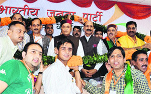Former Chief Minister PK Dhumal, BJP president Satpal Satti and other leaders during a workshop in Mandi on Sunday.