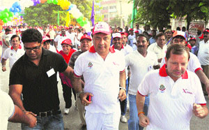 Music director Anu Malik (centre) and MP Arvind Sharma (right) participate in a race on World Heart Day in Karnal on Sunday.