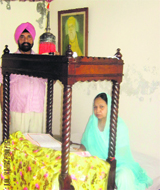 Navtej Singh Toor and his wife with the prized parasol at their Jalandhar house.