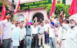 MC employees protest against  the non-payment of their salaries in Amritsar on Monday. 