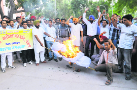 Members of the B.Ed Teachers Front burn an effigy of Punjab Government in Bathinda on Monday.