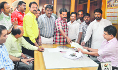 Activists submit a memorandum to MC Commissioner Rahul Tiwari in Ludhiana on Monday.