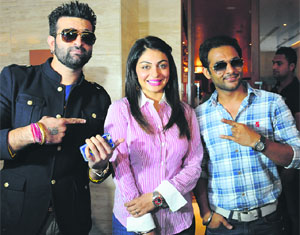 (L-R) Navraj Hans, Neeru Bajwa, Harish Verma