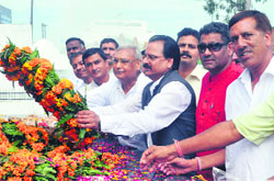 Ajay Bhatt, Leader of the Opposition in the Uttarakhand Assembly, lays wreaths at the Statehood Martyrs Memorial in Rampur Tiraha on Wednesday. 