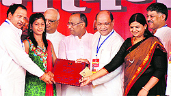 Members of the Aggarwal Vaishya Samaj honour boxer Sunita Garg of Tohana in Sonepat district during the 'Sangram mahasammelan' in Karnal on Wednesday