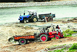 Illegal mining goes on unabated in a rivulet in Kangra
