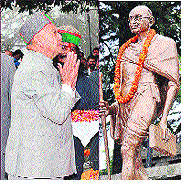 CM Virbhadra Singh pays floral tributes to Mahatma Gandhi on Gandhi Jayanti in Shimla on Wednesday