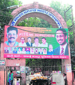 Throwing norms to the wind, hoardings of political leaders have sprung up at various places in Amritsar. 