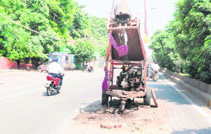 A de-silting machine lying in the middle of the road near Khajanawala Gate in Amritsar. 