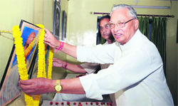 Assembly Speaker Govind Singh Kunjwal garlands the photographs of Mahatma Gandhi and Lal Bahadur Shastri on their birth anniversaries in Dehradun