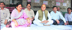 Former Chief Minister PK Dhumal joins the sit-in against the bus fare hike at the Gandhi Chowk in Hamirpur on Thursday